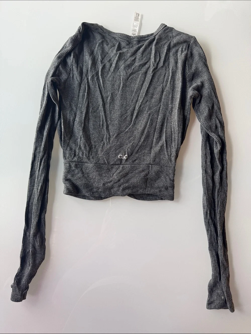 alo yoga - Women’s Cropped Long Sleeve Ribbed Twist-Front Top - Charcoal Gray